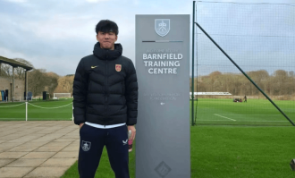 官宣！英超倒数第2签18岁中国前锋 身披9号球衣，租借塞尔维亚球队