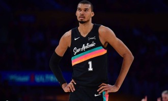 文班亚马40+12提前下班 马刺横扫残阵湖人