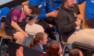 笑不活了！樊振东两度被逆转翻车，队友拿他头像模仿，小胖笑疯