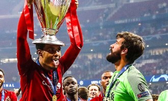 利物浦21世纪最佳11人！两代传奇合体，这阵容放现在能横扫欧洲？