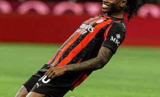 莱奥一剑封喉，AC米兰1-0复仇拉齐奥，登顶意甲积分榜坐山观虎斗