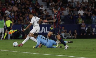 姆巴佩杀疯了：2分钟双响西甲40战38球！搂着阿隆索笑开花