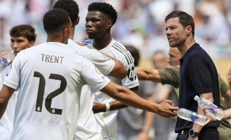 皇马错失绝杀！阿隆索怒捶教练席