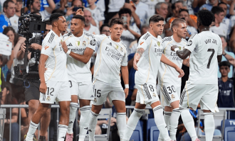 豪门狂欢夜！曼联绝杀夺首胜，拜仁涉险过关，皇马三连胜登顶西甲