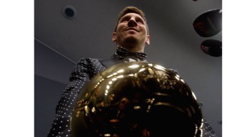 欧冠官方还在怀念梅西！晒出梅西和金球奖的合影！