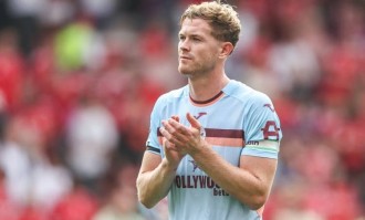 刚当队长就被挖？英媒：热刺有意小蜜蜂中卫科林斯，弗兰克想要他