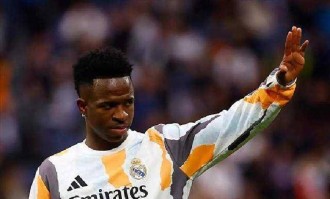 续约停摆！维尼修斯皇马地位堪忧，出售套现2亿欧能否解财政难题？