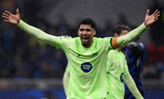 2-1，巴萨战胜纽卡，西甲欧冠首胜英超，不是莱万，最大功臣是他