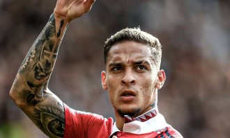 胳膊肘往外拐？曝安东尼配合贝蒂斯压价，曼联拒绝2000万欧元放人