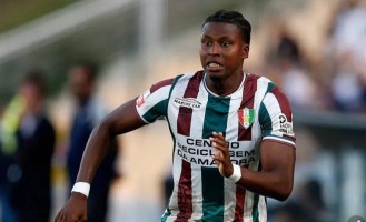 穆里尼奥与加拉塔萨雷左路争锋升级：先隔空较量抢人，后转身开启转会合作