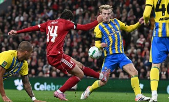 联赛杯-伊萨克首球埃基蒂克绝杀+染红 利物浦2-1晋级