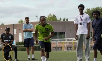 法甲天才前锋穿曼联球衣踢球，标价5000万！红魔或免费签英超空霸