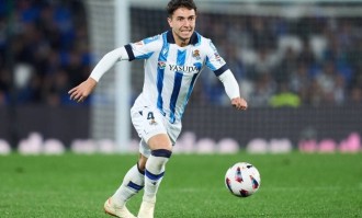 酋长惊雷！皇马主席怒摔手机，阿森纳5100万镑截杀伯纳乌王储