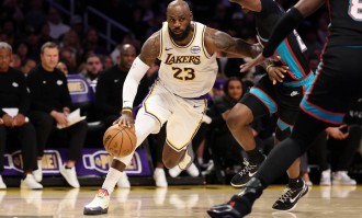 "东詹"狂轰62+16+18 湖人关键时刻战绩12胜0负