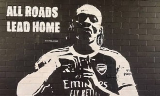 电讯报：埃泽身穿阿森纳球衣的壁画遭到污损，肇事者疑似热刺球迷