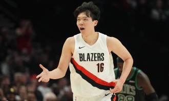 杨翰森战灰熊出场3分半 砍2分1板2失误1犯正负值-10