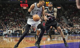 文班亚马12+8&amp;5帽福克斯20分 马刺击败猛龙迎十连胜