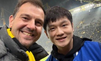 樊振东与老大哥、德国乒坛传奇再赴两年之约，相约德甲足球豪门主场，还获赠特殊球衣
