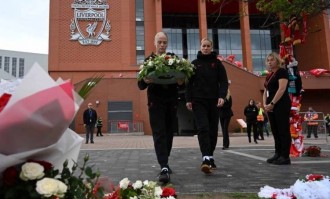 永不独行！两名利物浦女足队员在安菲尔德悼念若塔兄弟