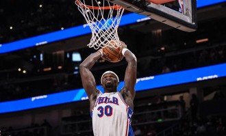 约翰逊35+10马克西空砍31分 老鹰擒76人6连胜