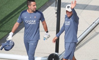 法甲激战：巴黎圣日耳曼狂胜登顶，巴黎FC首胜振奋人心